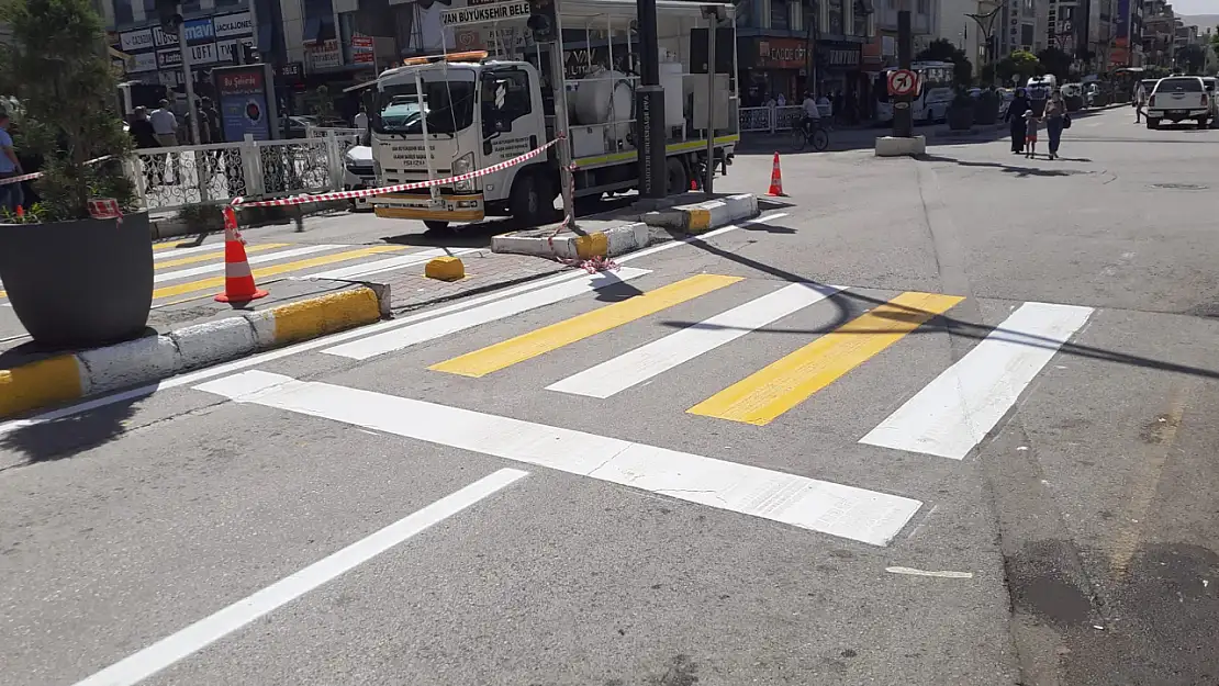 Van Cumhuriyet Caddesi'nde yol çizgileri yenilendi