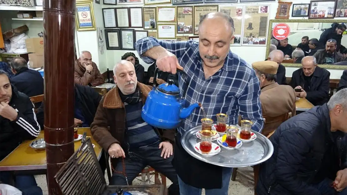 Van'da 81 yıllık çay evi nostaljiyi yaşatıyor