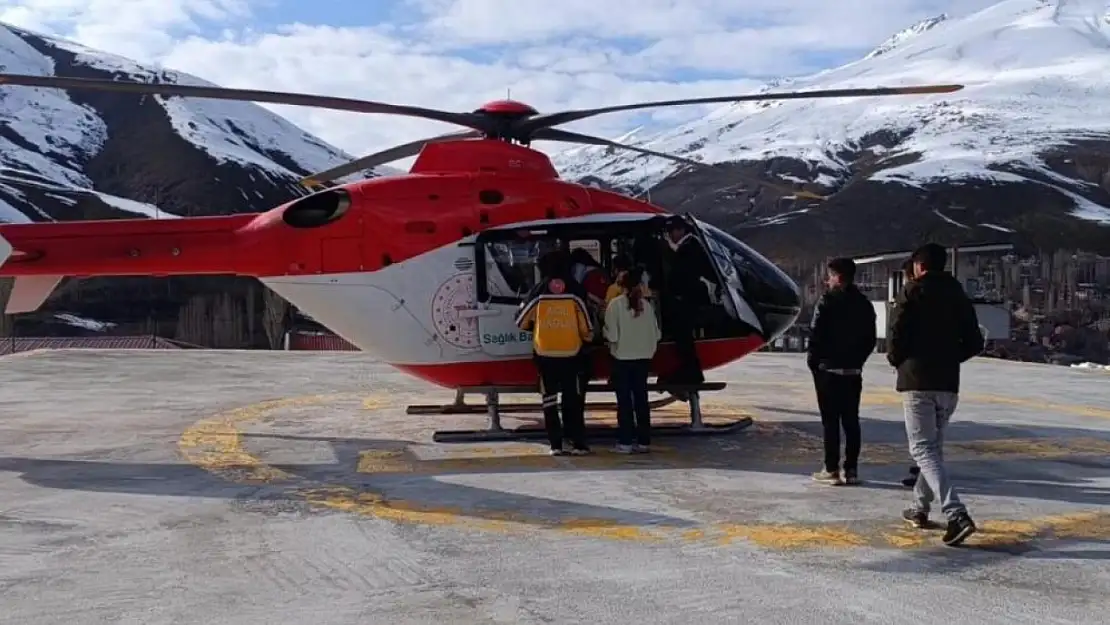 Van'da ambulans helikopter bebek hasta için havalandı