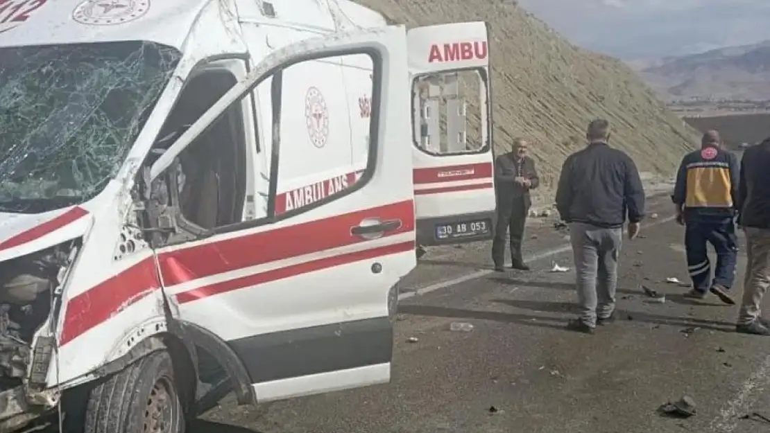 Van'da ambulansı yoldan çıktı: Yaralılar var