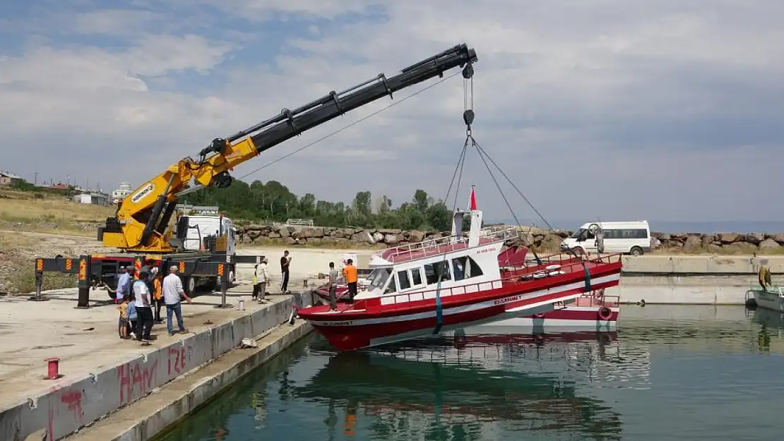 Van'da av sezonunun başlamasıyla tekneler suya indi