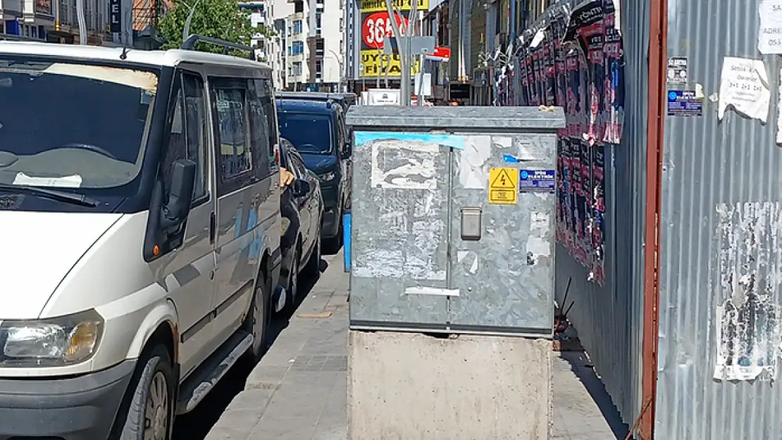 Van'da bazı kaldırımlarda yürüme alanı yok