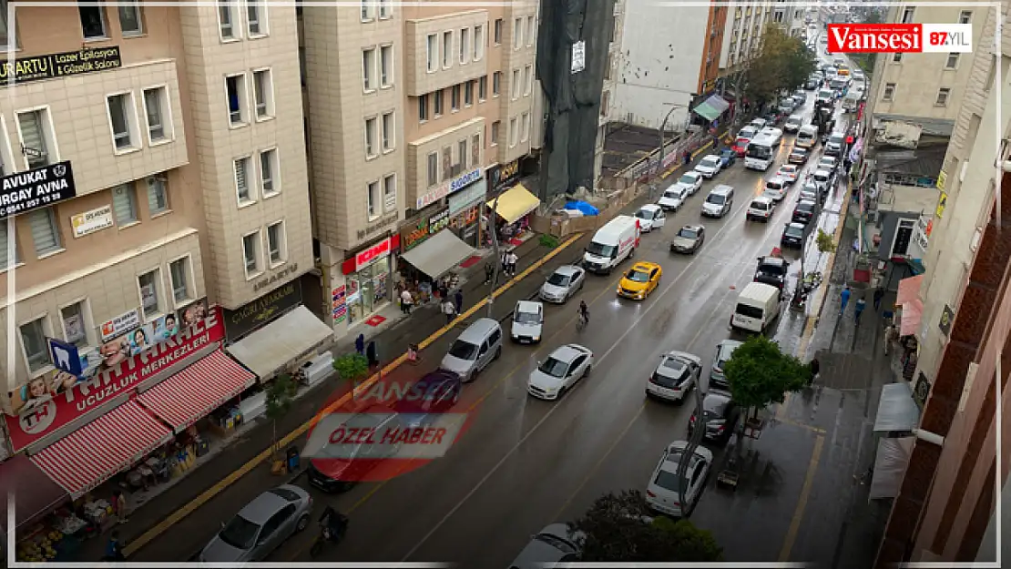 Van'da beklenen sağanak yağış geldi