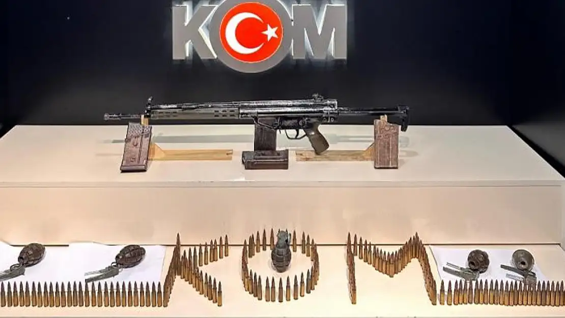 Van'da bir evde 5 el bombası ile 2 tüfek ele geçirildi