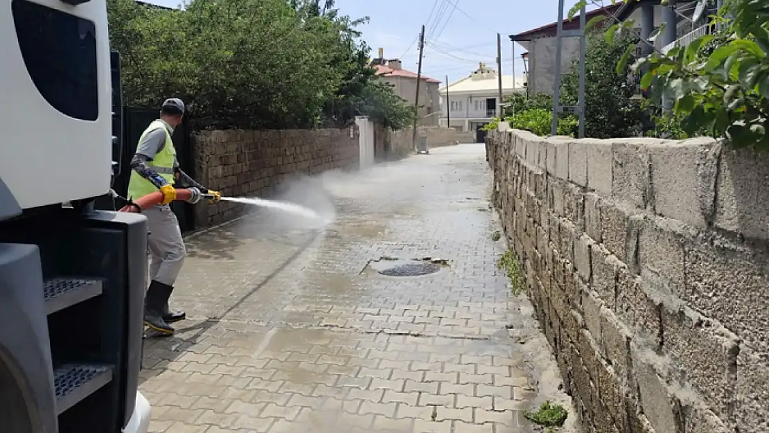 Van'da cadde ve sokaklar tazyikli suyla yıkandı