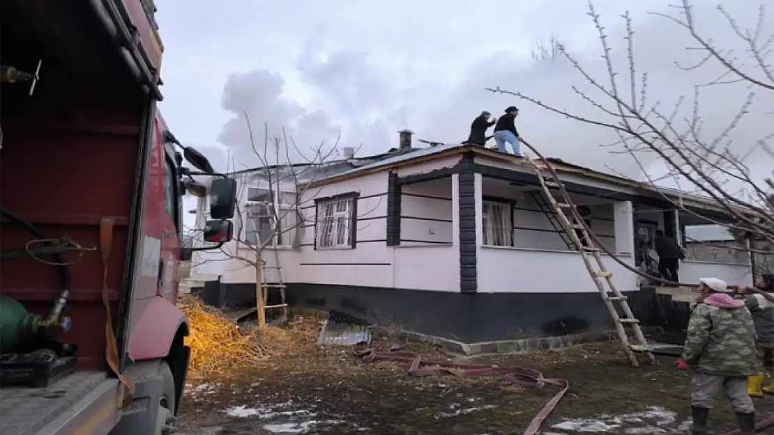 Van'da çatı ve kazan dairesi yangını