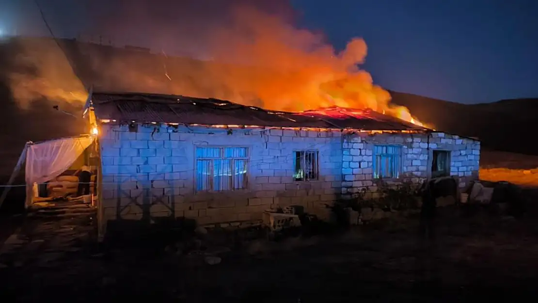 Van'da çatı yangını