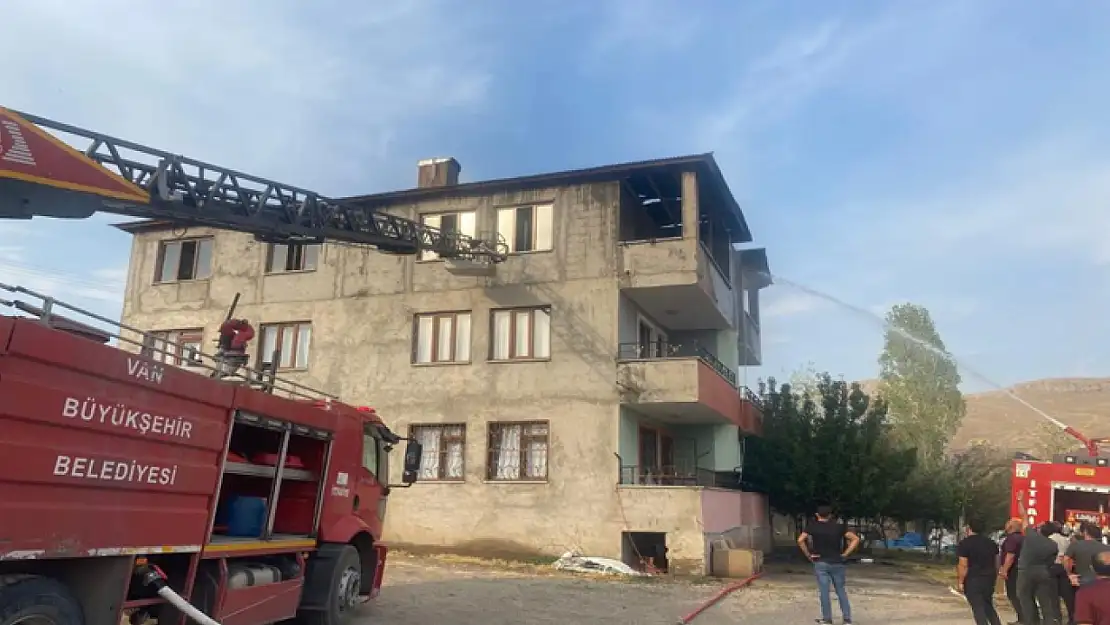 Van'da çatı yangını