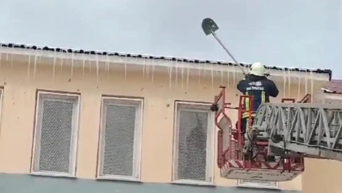 Van'da çatılarda tehlike saçan buz sarkıtları temizlendi