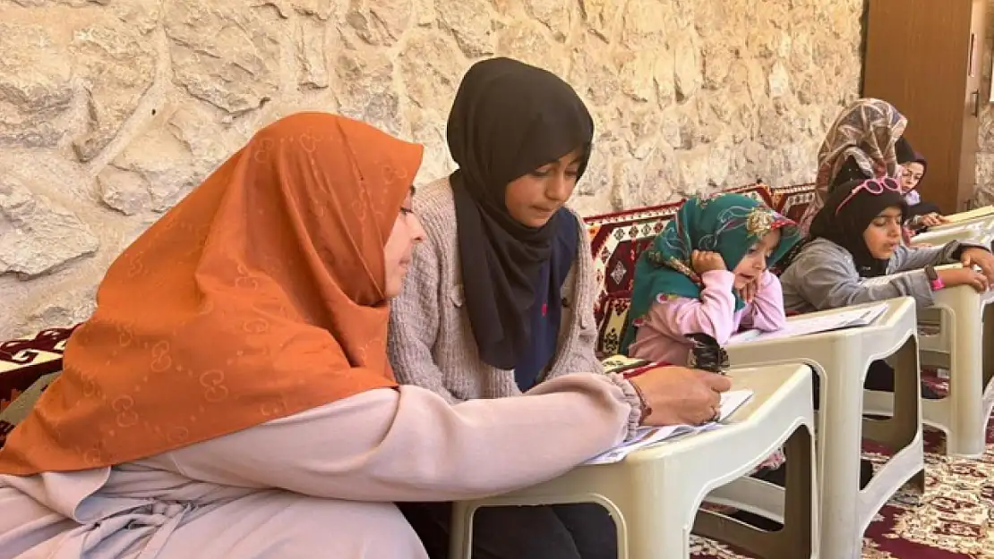 Van'da çocuklar hem Kur'an-ı Kerim'i hem de hüsn-i hat sanatını öğreniyor