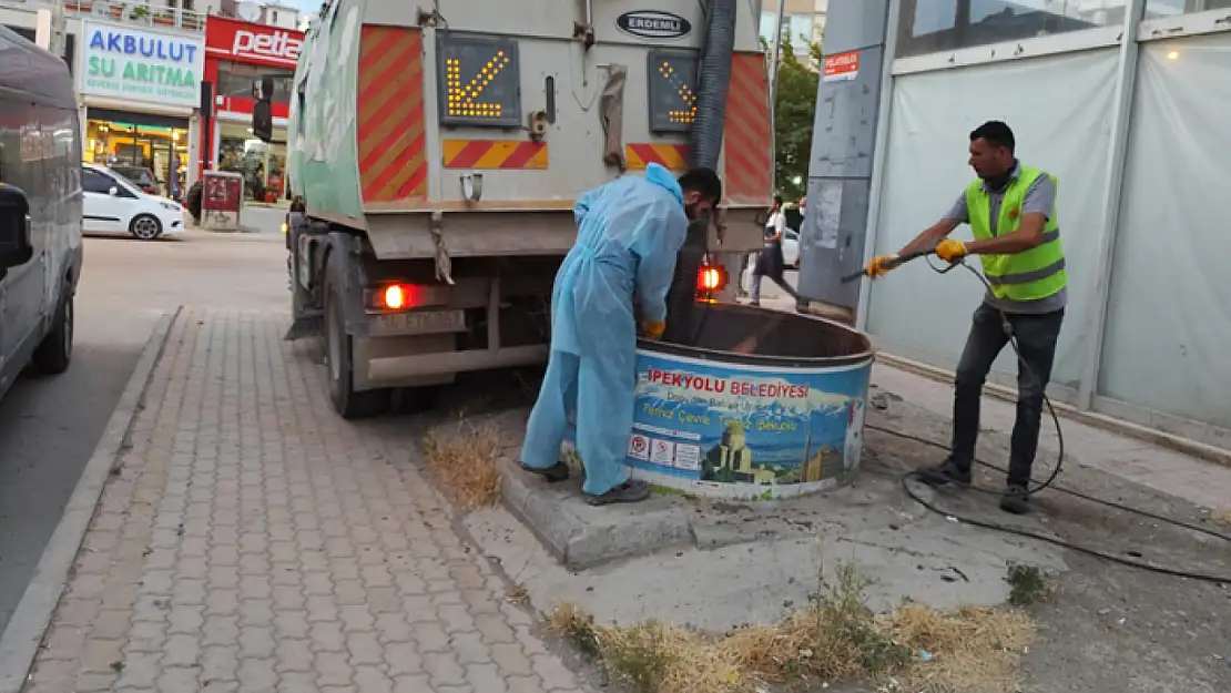 Van'da çöp konteynerleri yıkanarak dezenfekte edildi