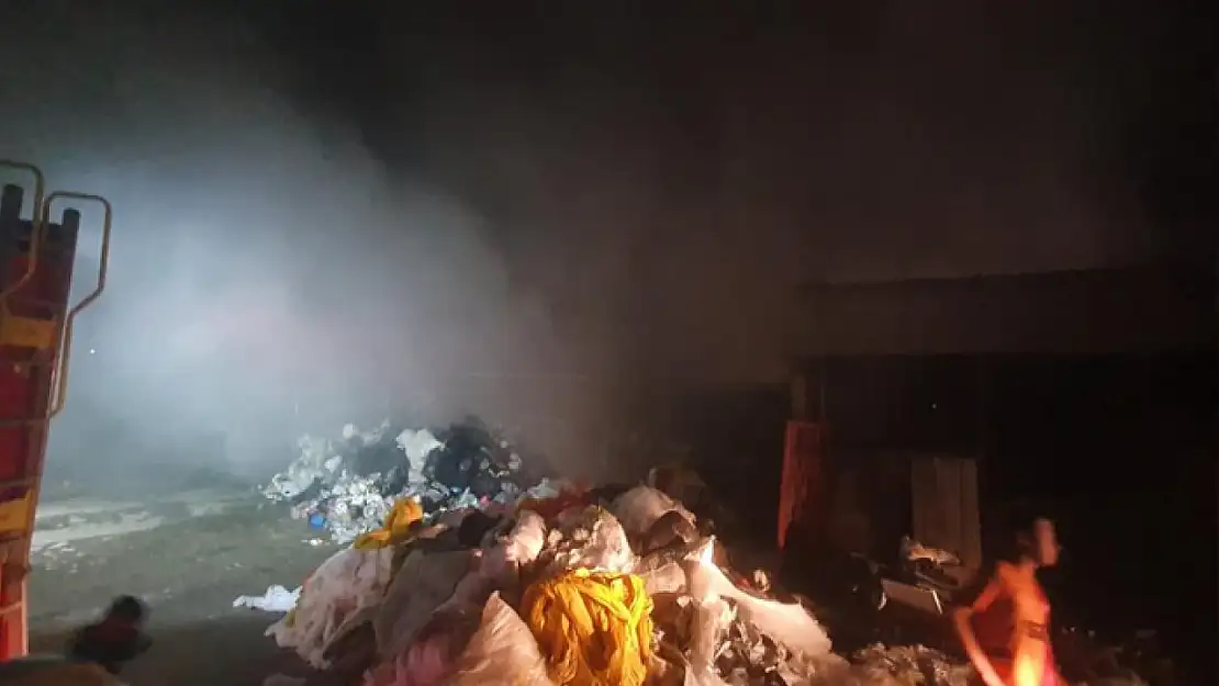 Van'da çöp toplama merkezinde yangın