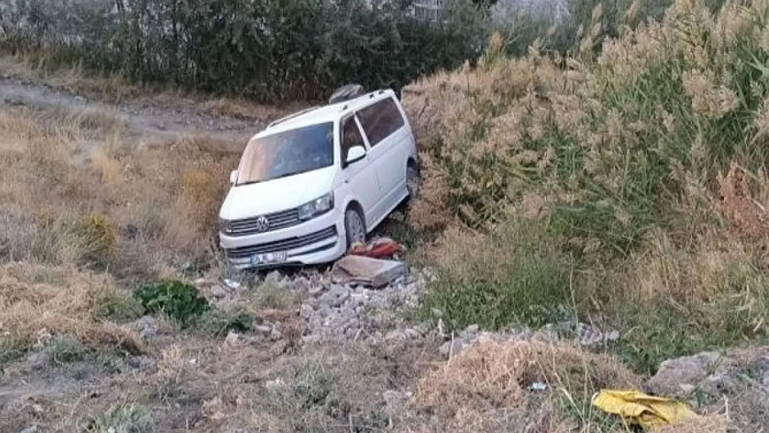 Van'da el freni çekilmeyen araç şarampole yuvarlandı