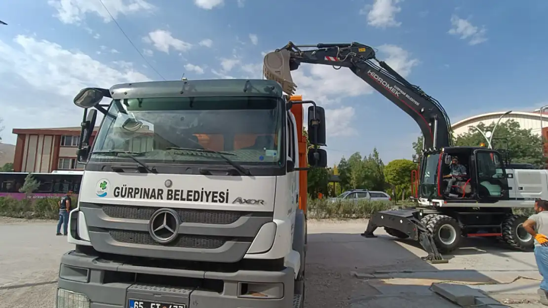 Van'da emniyetin önündeki beton bariyerler kaldırıldı