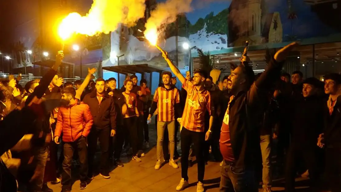 Van'da Galatasaraylı taraftarların derbi coşkusu