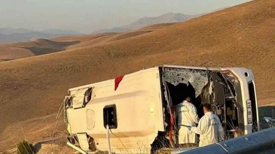 Van'da Göçmenleri Taşıyan Midibüs Takla Attı