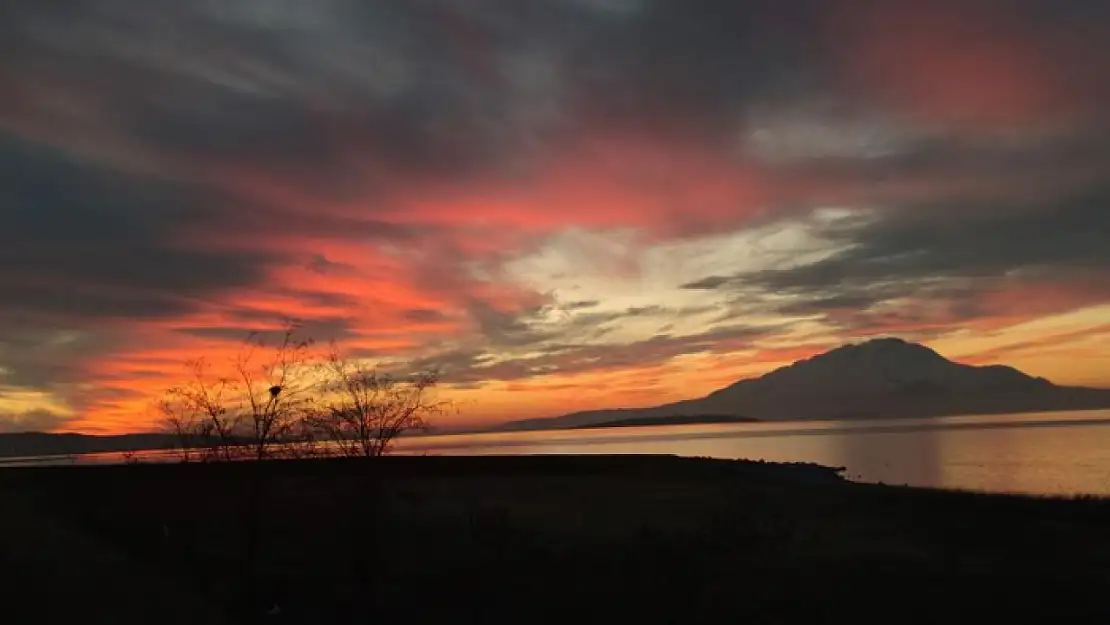 Van'da gökyüzü kızıla döndü!