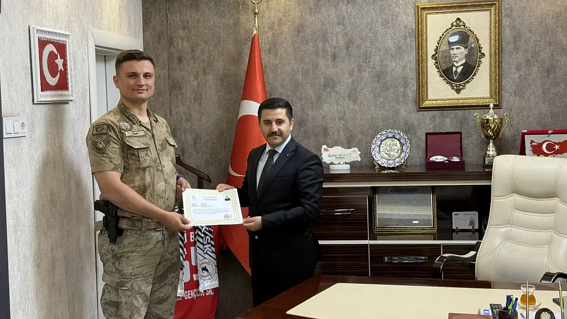 Van'da görevini tamamlayan komutana başarı belgesi takdimi