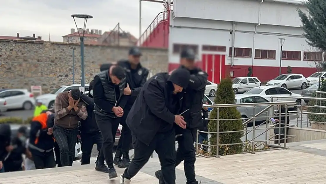 Van'da gözaltına alınan çete üyeleri adliyeye sevk edildi