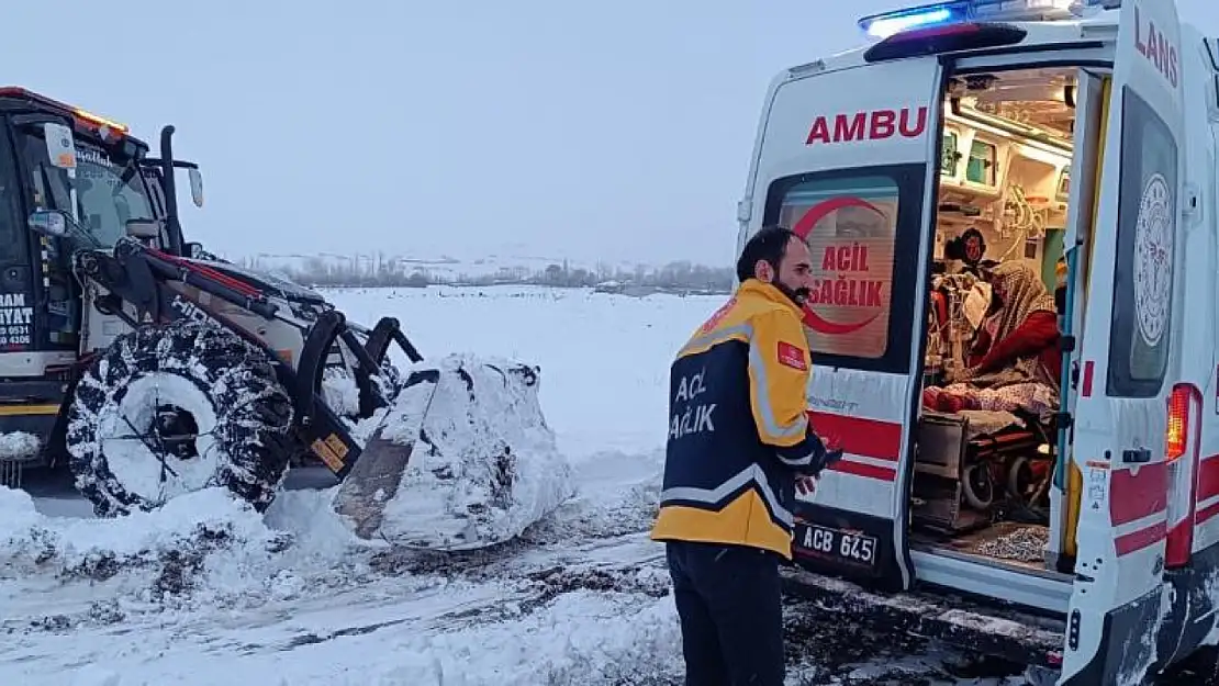 Van'da hasta almaya giden ambulans kara battı