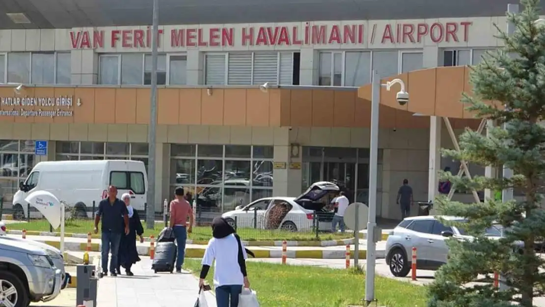 Van'da havalimanının kapatılması turizmcileri tedirgin ediyor