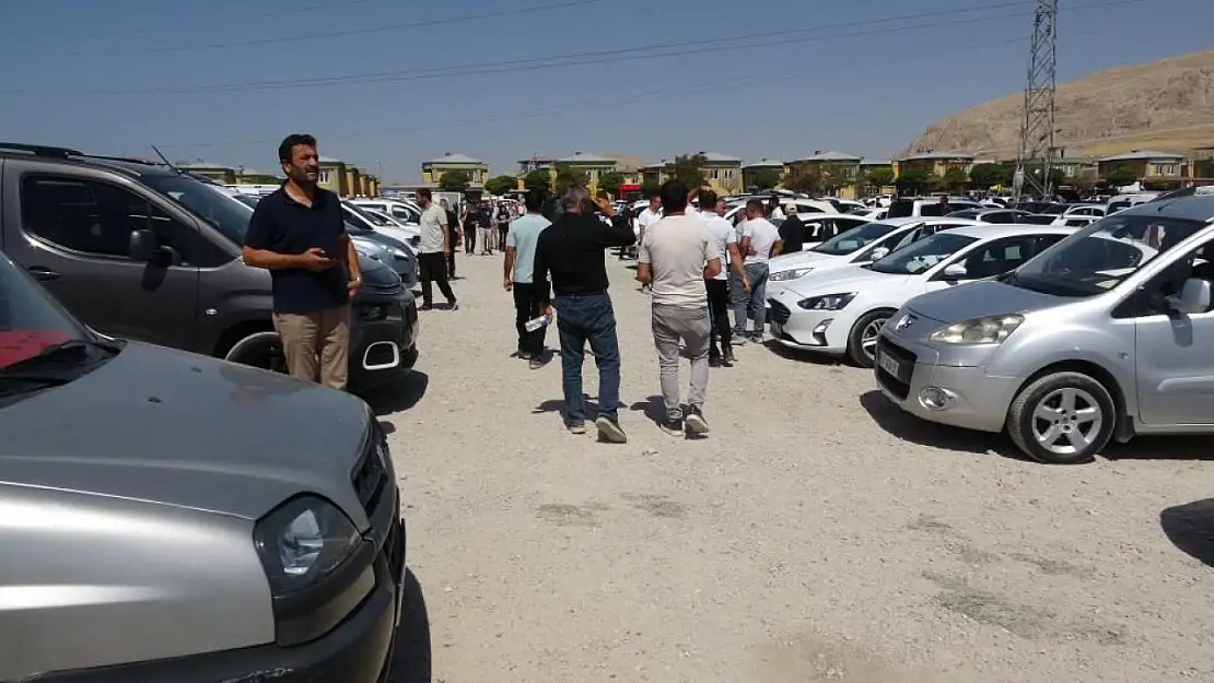 Van'da ikinci el açık oto pazarında durgunluk sürüyor