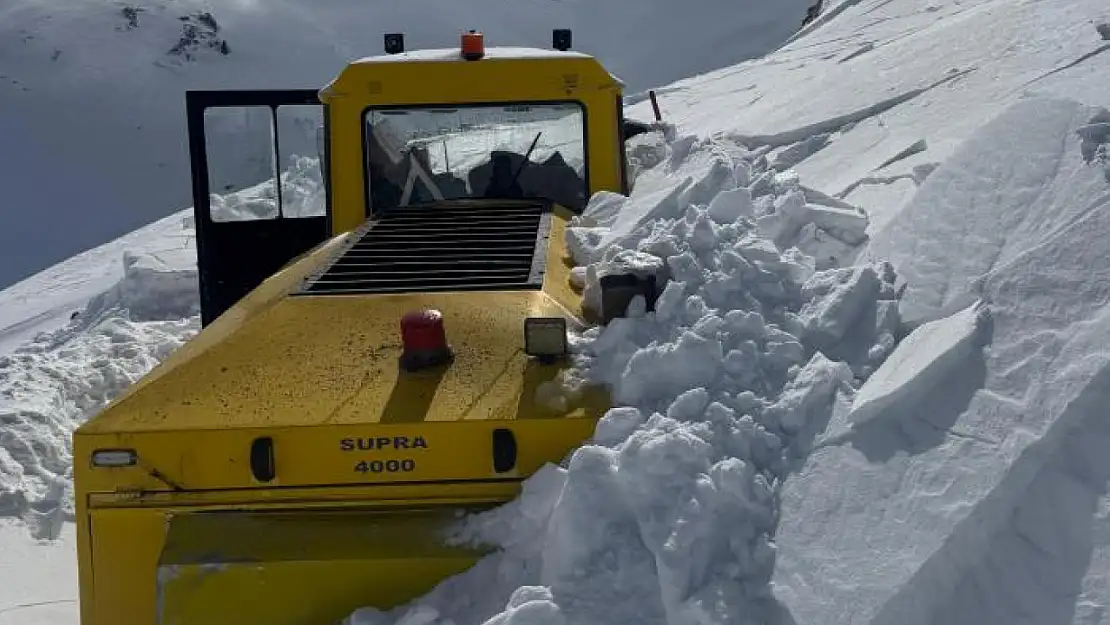 Van'da iş makinesinin üzerine çığ düştü