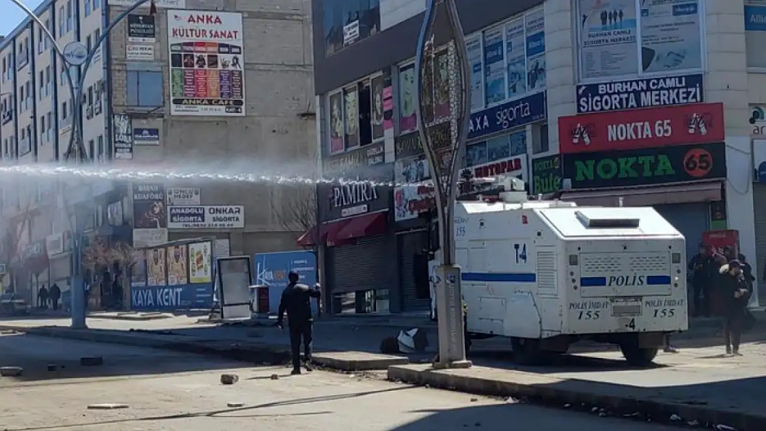 Van'da izinsiz gösterilere polis müdahale ediyor