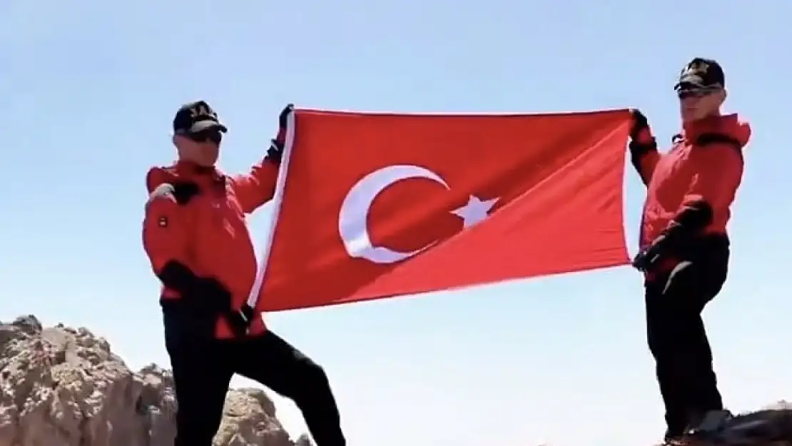 Van'da JAK ekipleri Erek Dağı zirvesinde Türk bayrağını dalgalandırdı