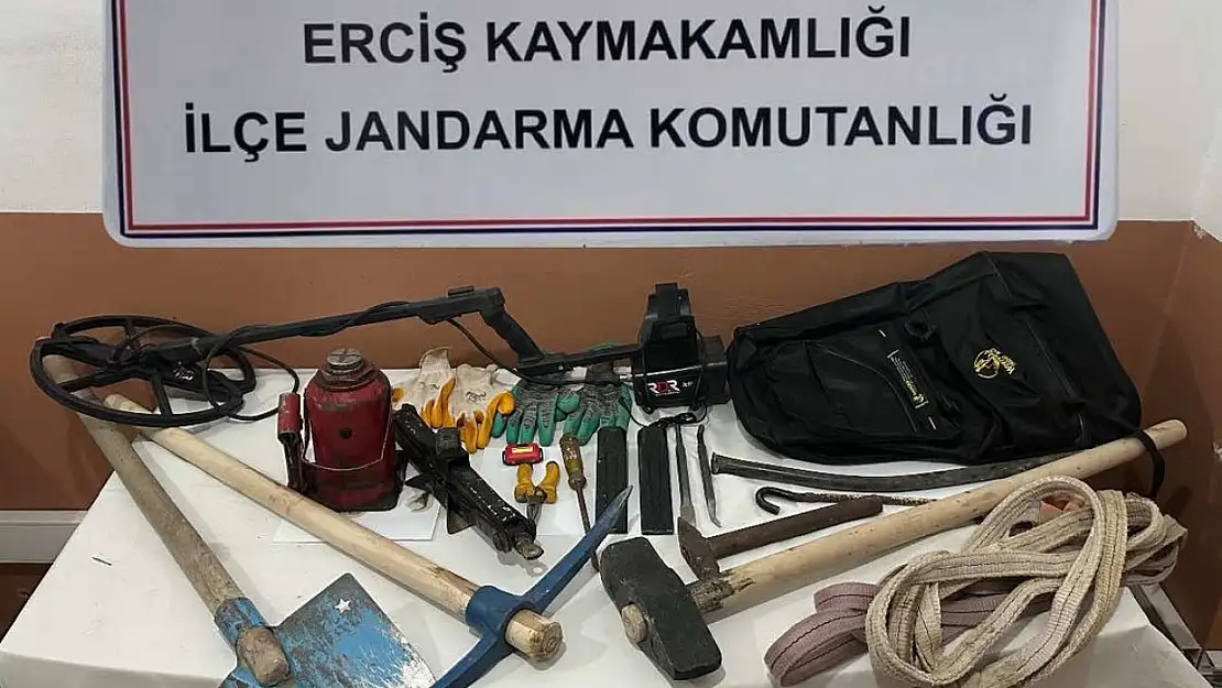 Van'da kaçak kazı yapan 4 kişi suçüstü yakalandı