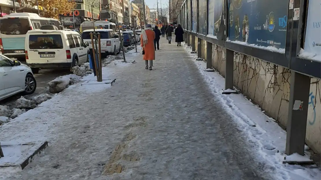 Van'da kaldırımlar buz patenine döndü