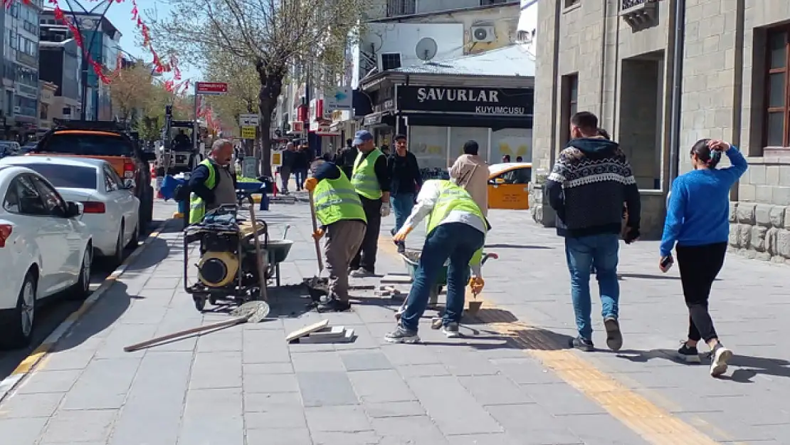 Van'da kaldırımlarda bakım onarım çalışması