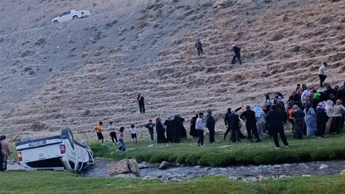 Van'da kamyonet uçuruma yuvarlandı