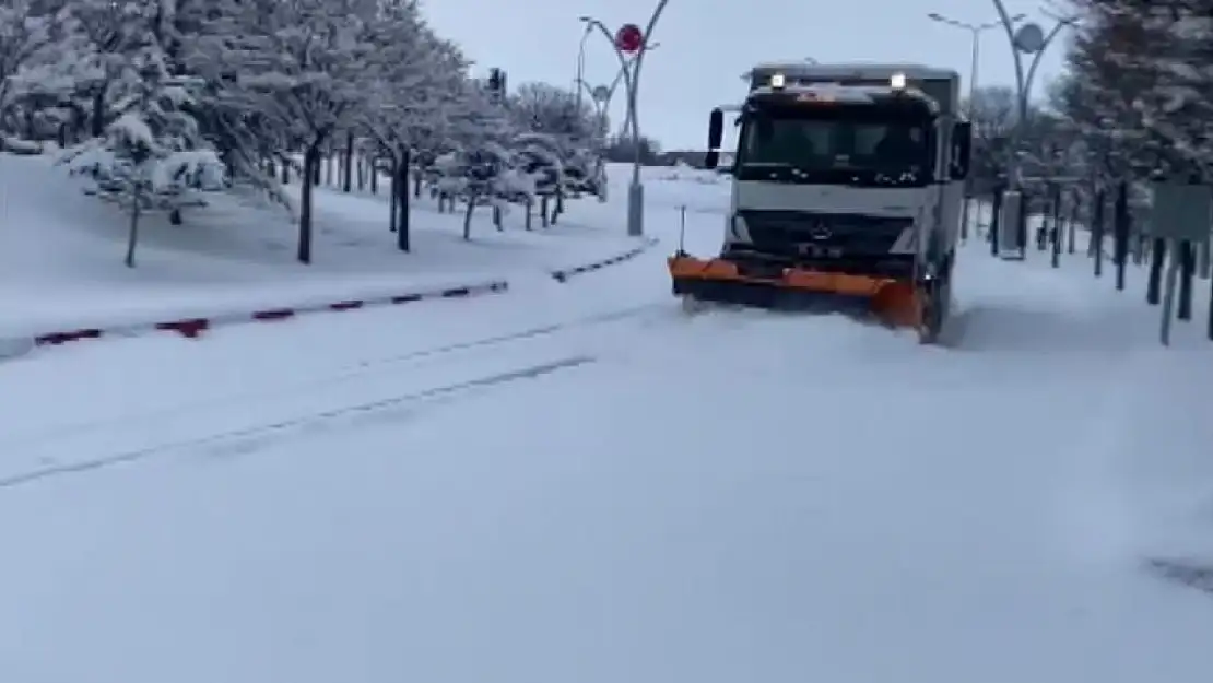 Van'da kapanan yollarda çalışmalar devam ediyor