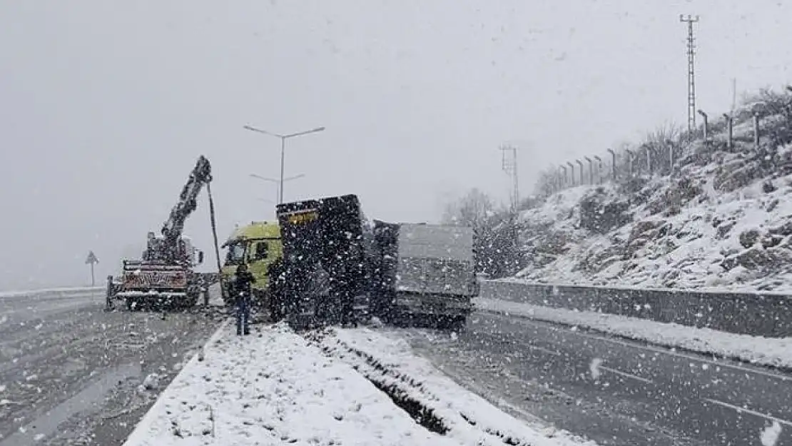 Van'da kar yağışı kazaları beraberinde getirdi