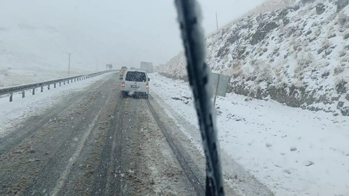 Van'da kar yağışı: Onlarca araç yolda kaldı