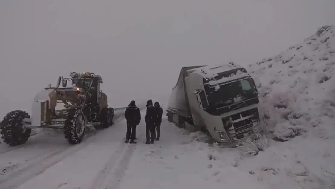 Van'da kar yağışı trafik kazalarına neden oldu