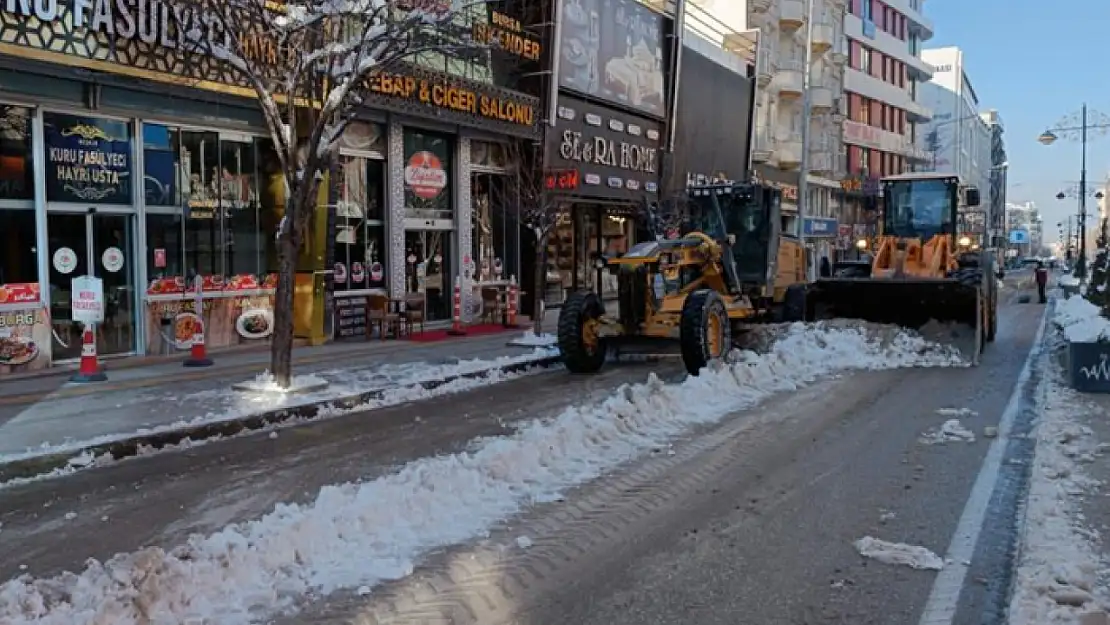 Van'da karla mücadele çalışması devam ediyor