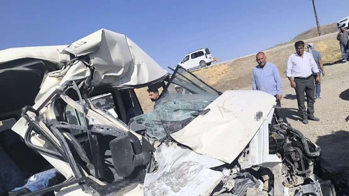 Van'da kaza! Minibüs ile kamyon çarpıştı
