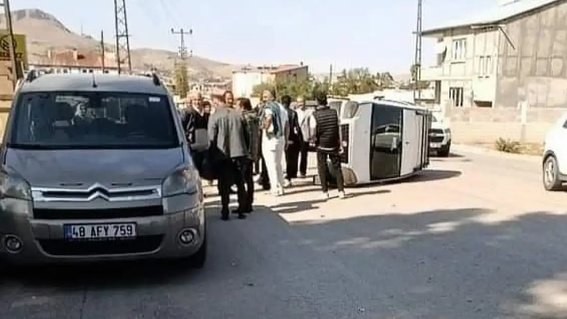 Van'da Kaza! Minibüs yan yattı…