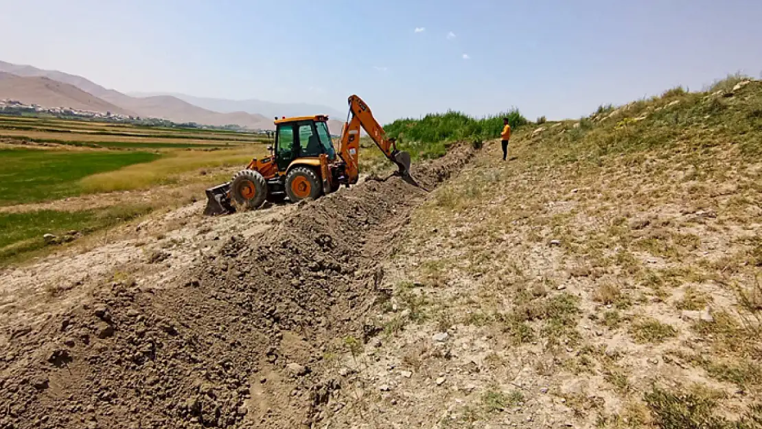 Van'da kırsalda yol yapım çalışmaları sürüyor
