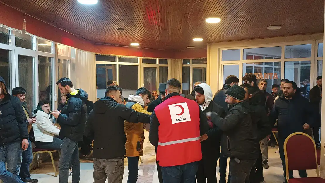 Van'da Kızılay ekipleri yolda kalan vatandaşları yalnız bırakmadı