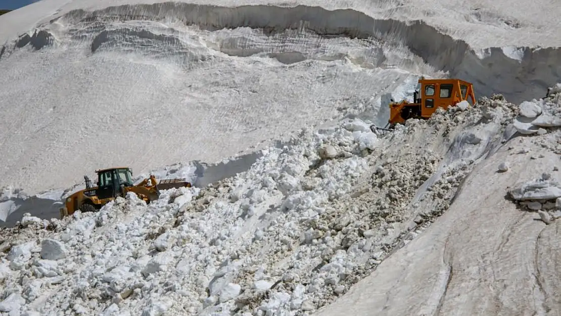 Van'da, Mayıs ayında karda yol açma çalışması