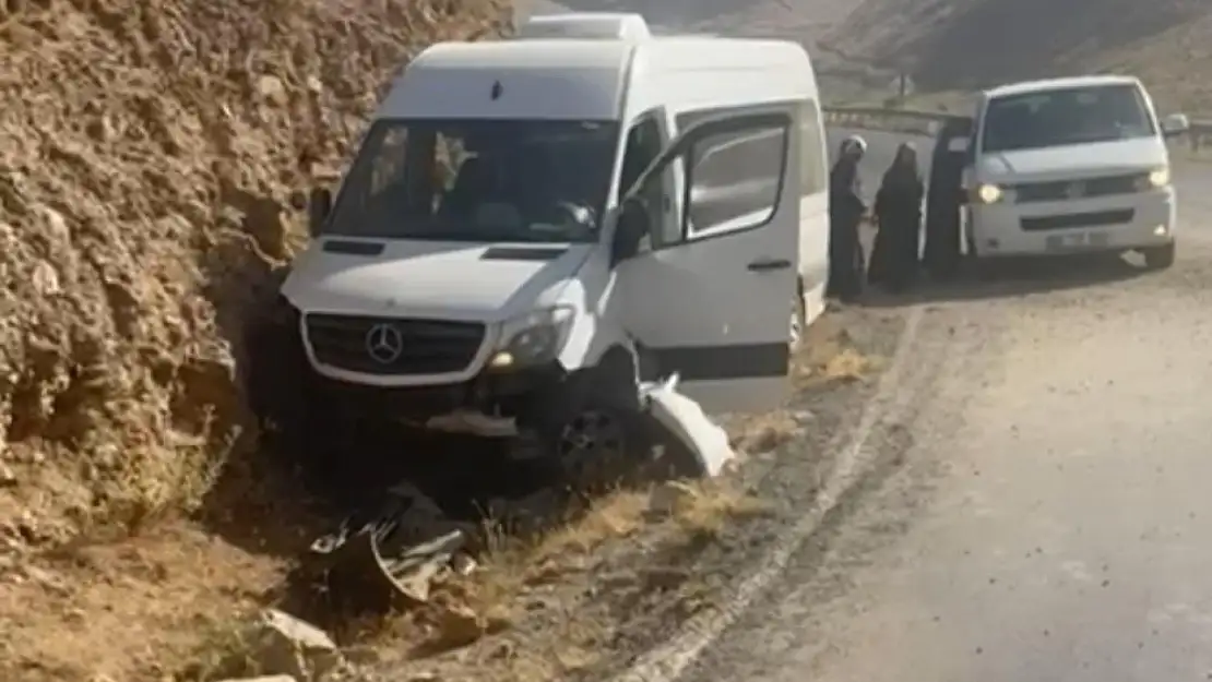 Van'da minibüs kaza yaptı: 18 yolcu ölümden döndü