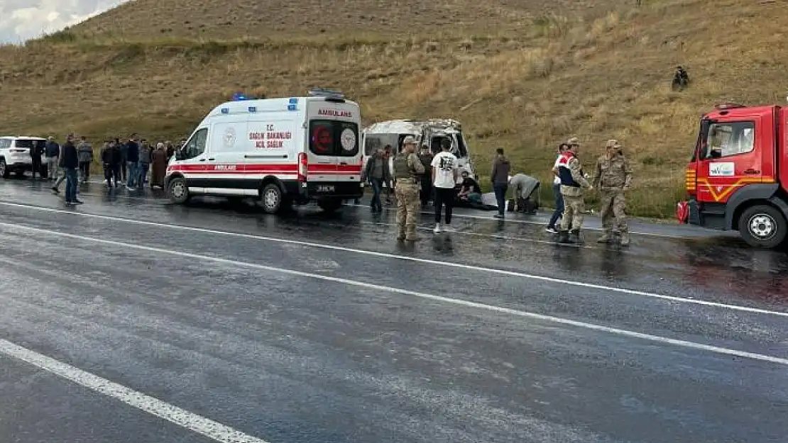 Van'da minibüs kontrolden çıktı: 10 yaralı