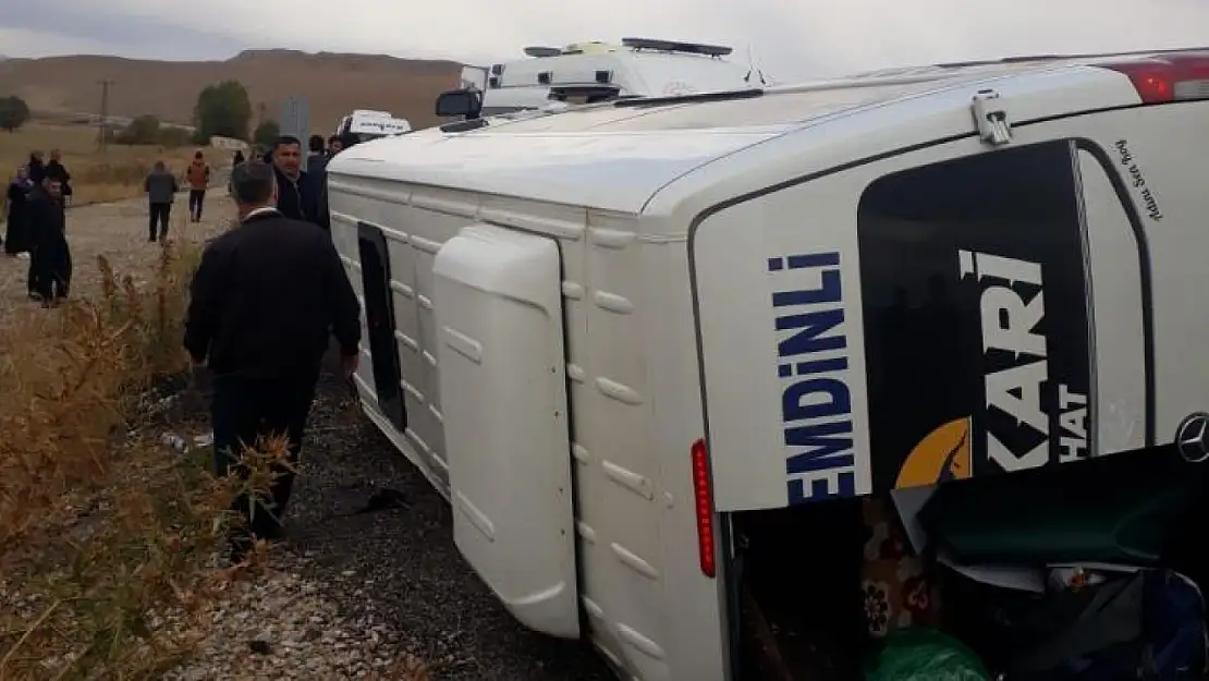 Van'da minibüs yan yattı