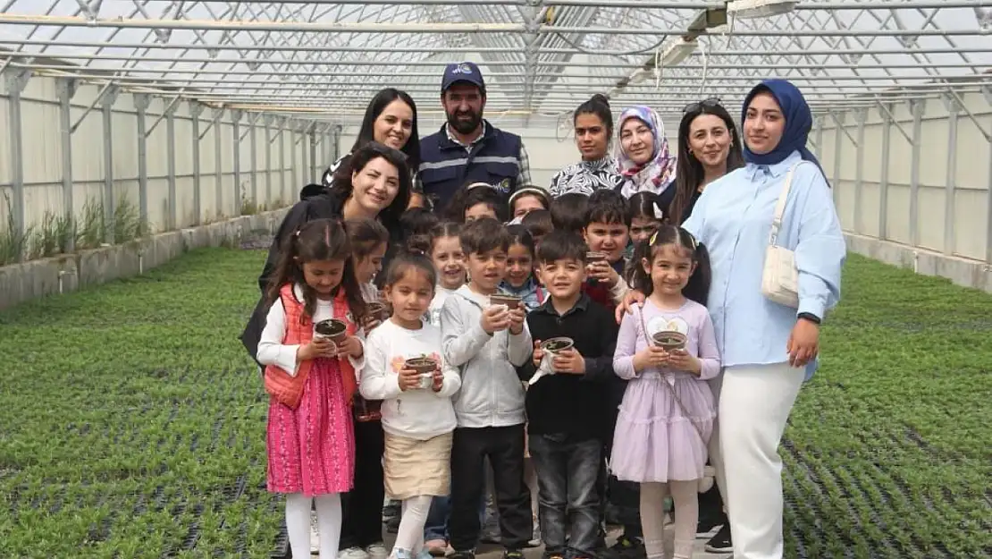 Van'da minik öğrenciler seralarda doğayla buluştu