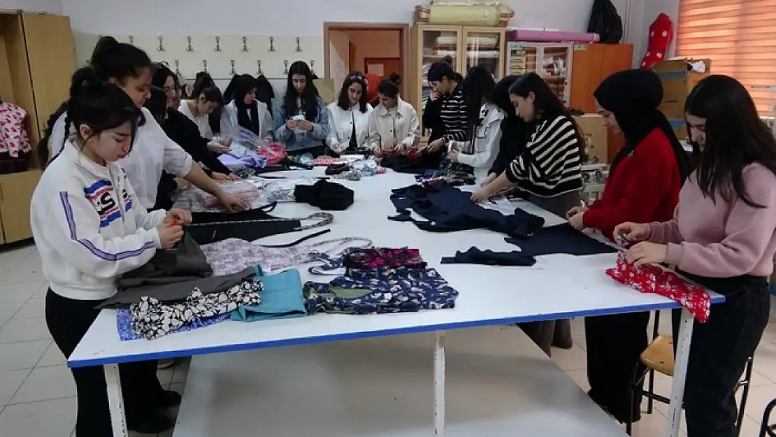 Van'da moda tasarım öğrencileri ihtiyaç sahibi olanlar için dikiyorlar