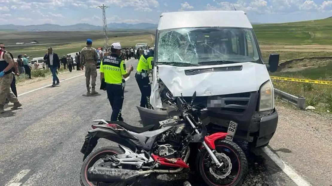 Van'da motosiklet ile minibüs çarpıştı: 2 ölü