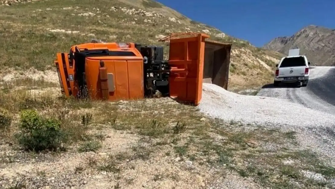 Van'da mucur yüklü kamyon devrildi